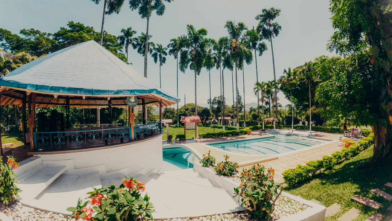 Kiosco junto a la piscina